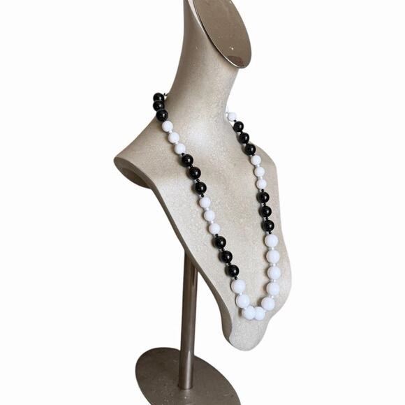Vintage Monet Black & White Graduated Bead Necklace Signed Monet 1970s–1980s - Picture 4 of 6